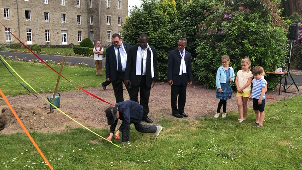 Un arbre planté pour le bicentenaire des frères La Mennais