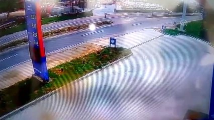 hafif ticari araçla otomobil çarpıştı: 7 yaralı - kaza anı