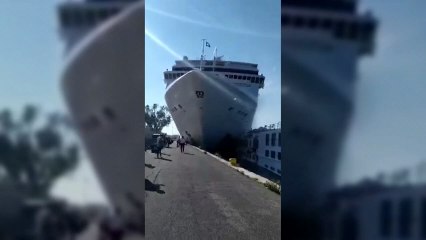 Un crucero choca con un barco turístico en Venecia sin dejar heridos graves