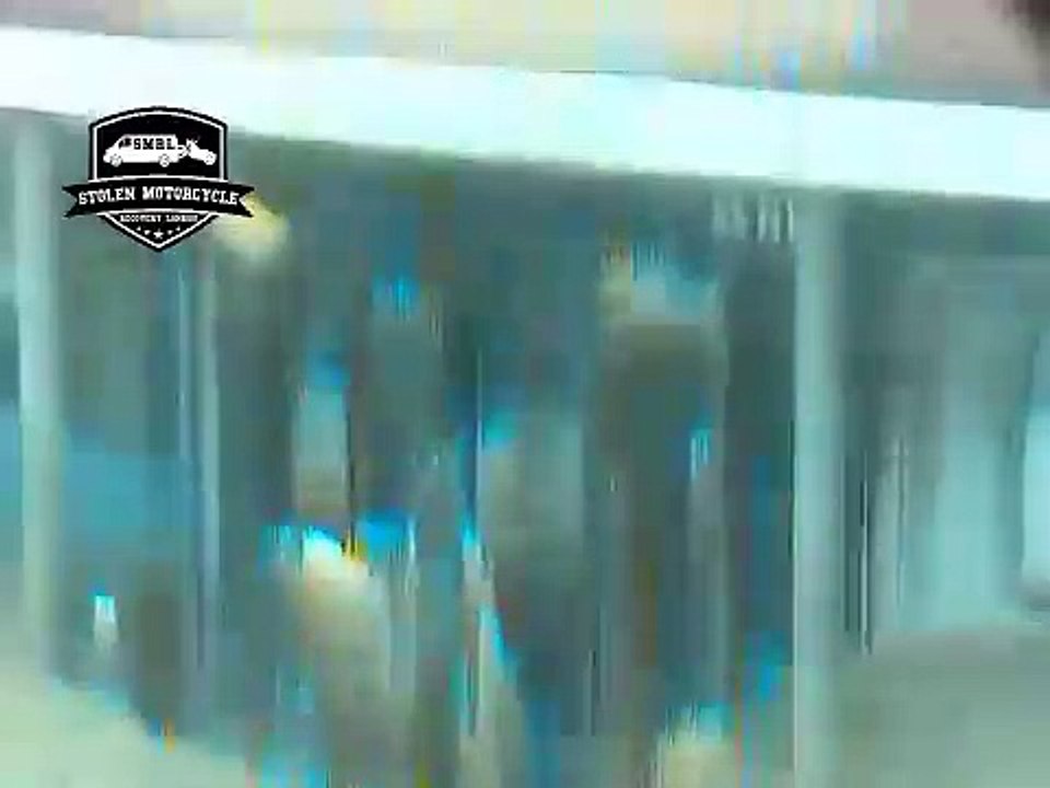 Londres : La police arrête brutalement 2 braqueurs de banque qui s'apprêtaient à partir à moto