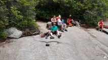 Cet homme pose son téléphone au pire endroit !