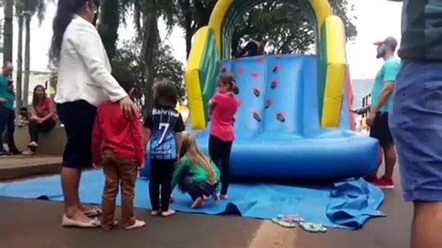 Estrutura do 'Domingão-Calçadão-Fechadão' é montada para mais uma tarde de diversão