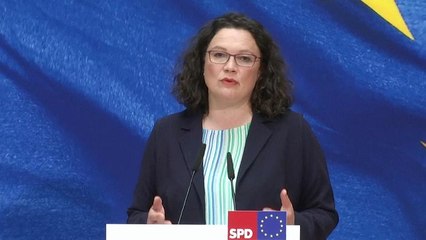 Angela Merkel mantém-se determinada após demissão da líder do SPD