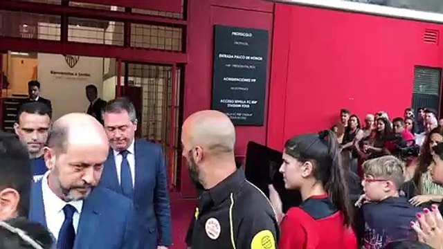 El Alcalde de Sevilla, Juan Espadas, en la capilla ardiente de Reyes en el Sánchez Pizjuán