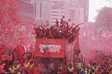 المدينة أحمرت!.. ليفربول تحتفل بتتويج فريقها بدوري أبطال أوروبا