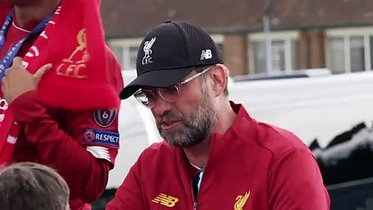 ‘Reds’ celebrados nas ruas de Liverpool!