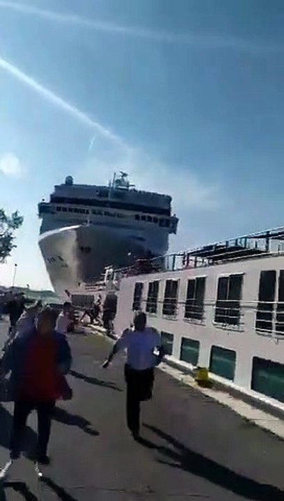 Un navire de croisière réalise un acccostage périlleux