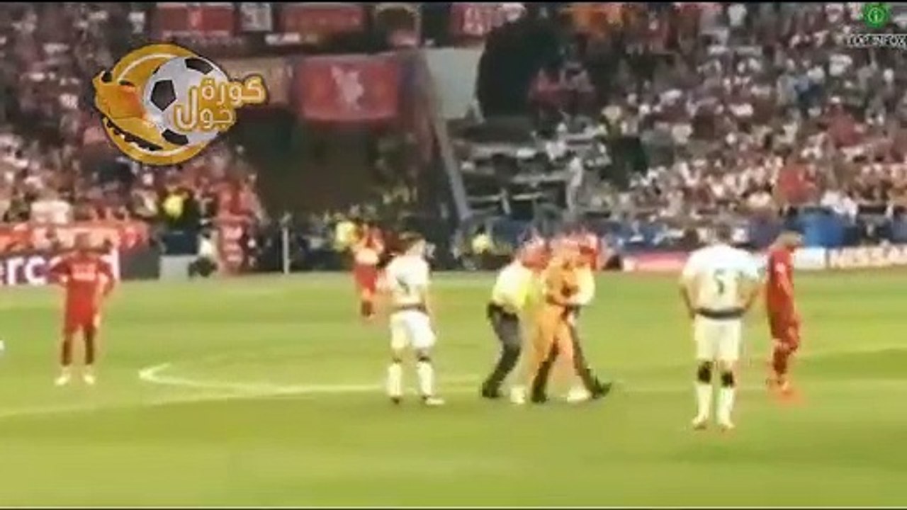 ما لم يتم عرضة فتاة تقتحم الملعب للهجوم على محم...