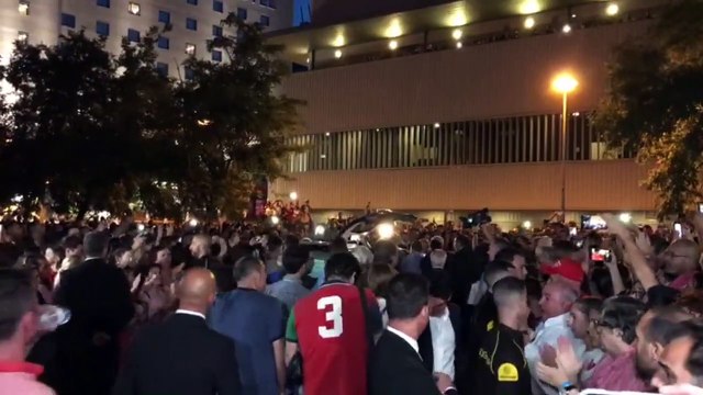 La afición del Sevilla despide a Reyes con el Himno de El Centenario