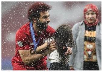 لقطة رومانسية بين محمد صلاح وزوجته بعد تتويجه بالأبطال