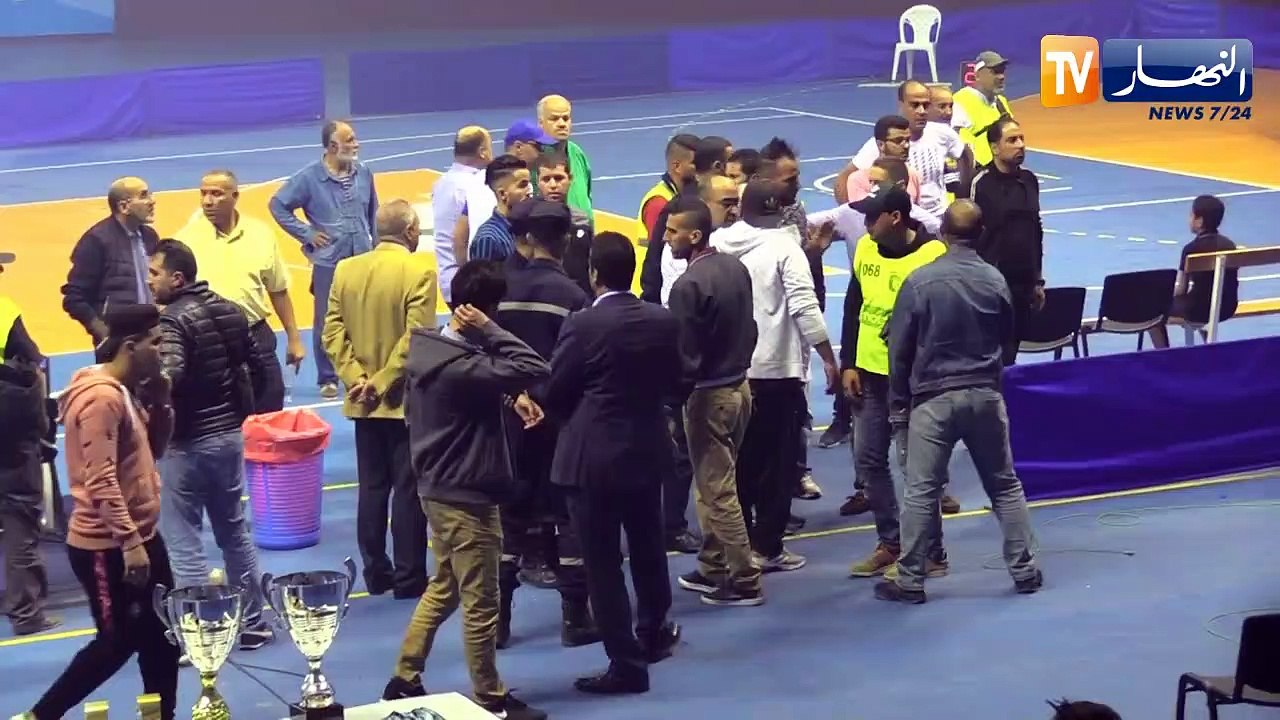 أعمال شغب وإشتباكات بين الأنصار توقف نهائي كأس الجمهورية لكرة السلة
