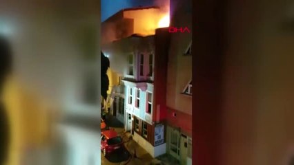 KADIKÖY'DE ÜÇ KATLI AHŞAP BİNA ALEV ALEV YANDI