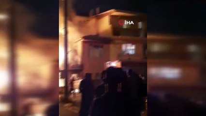 Bazı vatandaşlar yangını korkulu gözlerle izlerken, bazıları da cep telefonuna kaydetti