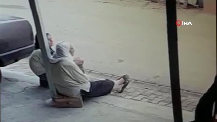 Adana'da korkunç kaza...Acemi sürücü kaldırımda oturan iki kadını böyle ezdi