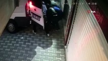 Sancaktepe'de hırsızların elektrik malzemeleri satan dükkanı talan ettiği anlar kamerada