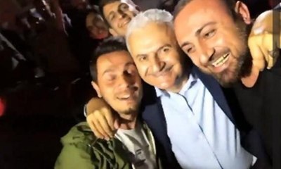 Binali Yıldırım'ı 'yeni kankam' diyerek öptü