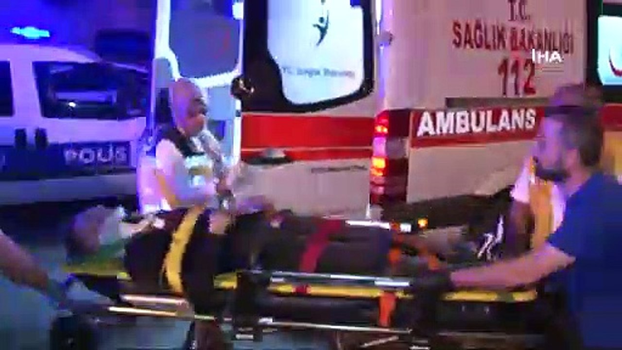 Kartal'da İki otomobil kafa kafaya çarpıştılar