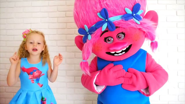 Nastya jouer le jeu Peek A Boo et de chanter la chanson des Enfants chanson