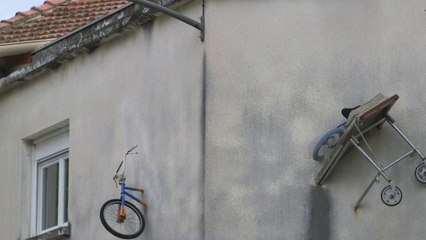 Insolites - Montpellier : la ville des vélos et des caddies suspendus