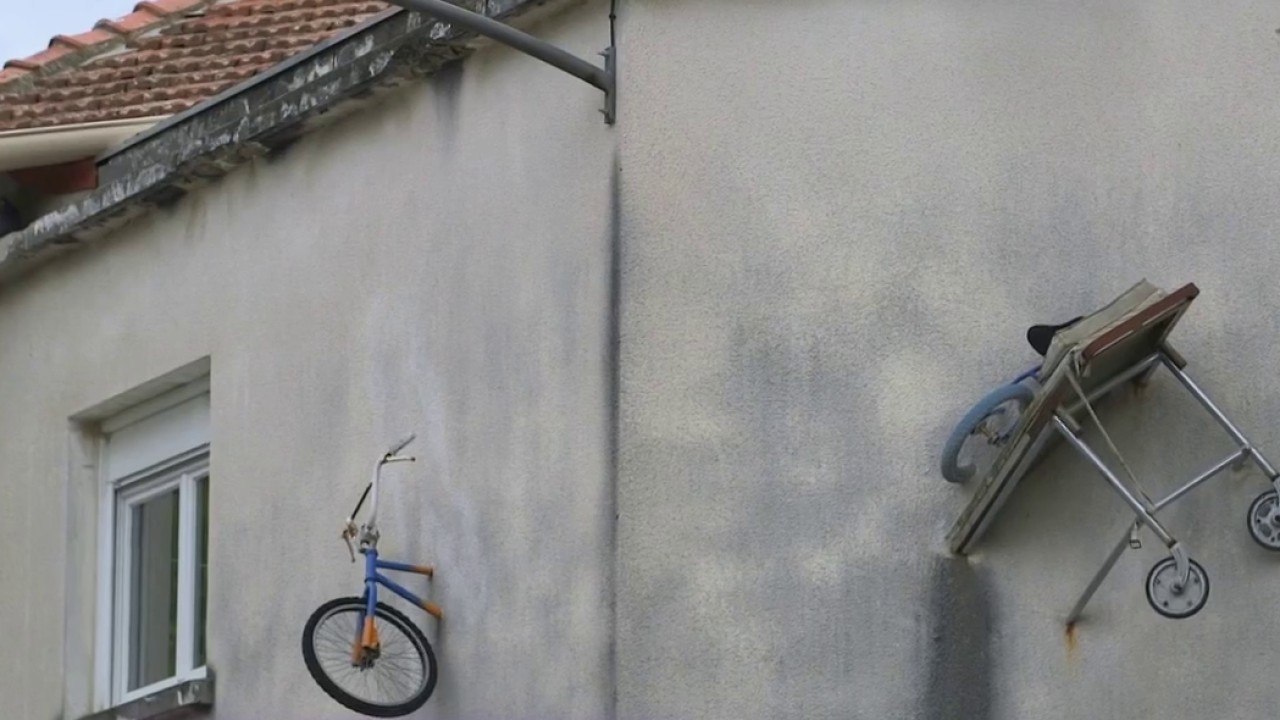 Insolites - Montpellier : la ville des vélos et des caddies suspendus