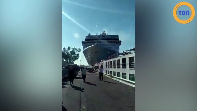 En Italie, un gigantesque navire de croisière a percuté le quai de Venise !