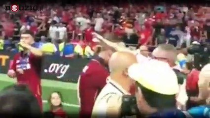 Il Liverpool vince la Champions, Henderson abbraccia il padre a fine match | Notizie.it