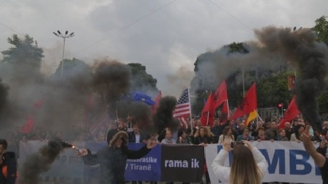Oposición albanesa pide en una tensa protesta dimisión del primer ministro