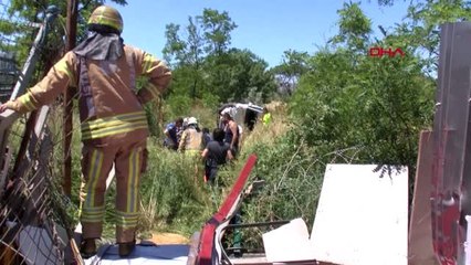 İSTANBUL- KÜÇÜKÇEKMECE"E YOLDAN ÇIKAN ARAÇ TAKLA ATTI