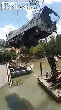 Ce camion détruit un pont.. puis la grue qui le soulève !