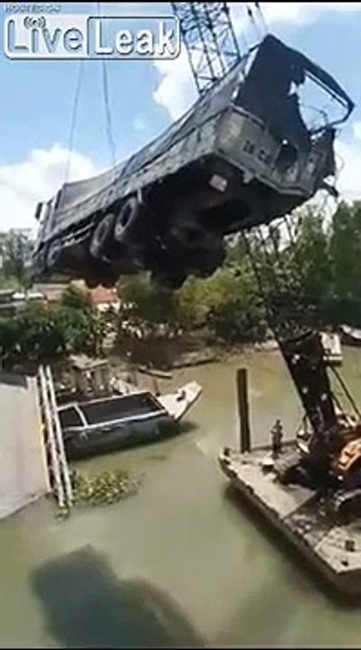 Ce camion détruit un pont.. puis la grue qui le soulève !