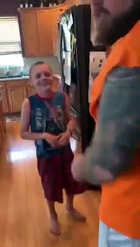 Blague : essaye d'attraper cette CB avec ta tête contre le mur