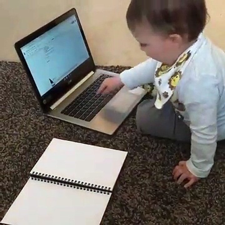 Ce bébé fait semblant de travailler sur un ordi portable... comme vous au boulot !