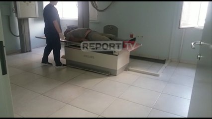 Report TV - Fier, kamioni del nga rruga dhe përmbyset, plagoset drejtuesi