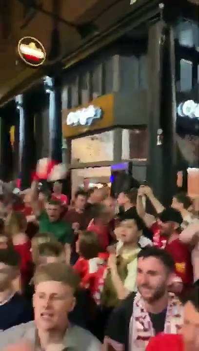 Célébration des fans de Liverpool suite au titre en Ligue des Champions