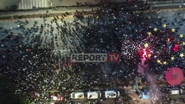 Report TV sjell pamjet me dron nga protesta e opozitës para kryeministrisë, ora 20:00