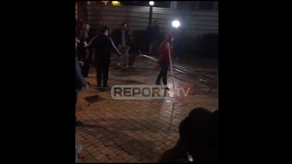 Të rinjtë me kapuçë dhe bluza në kokë hedhin kapsolla të fuqishëm drejt Kuvendit