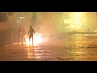 Report TV - Protesta, të rinjtë me kapuçë në kokë hedhin fishekzjarre e kapsolla drejt parlamentit
