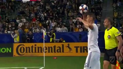 Bu adamın normal golü yok! Yine yaptı yapacağını...