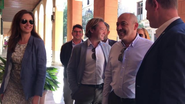 Vox y Ciudadanos entran al Parlament para recoger las actas de diputados