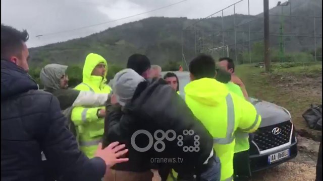 RTV Ora - Tërmetet në Korçë, sherr dhe grushta mes banorëve dhe punonjësve të ndërmarrjes