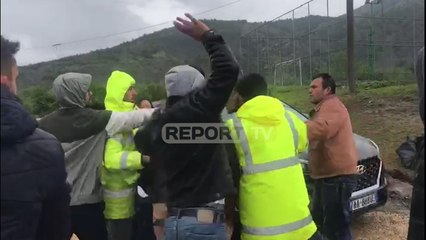 Report TV - Termeti, banorët e Korçës konflikt me punonjësit e Emergjencave Civile