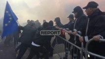 Report TV - 3 orë protestë e dhunshme/ Militantët breshëri kapsollësh drejt policisë