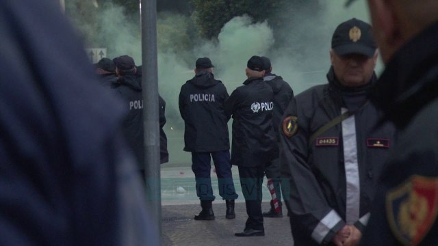 Dhjetra protestues të arrestuar për dhunën tek Parlamenti - News, Lajme - Vizion Plus