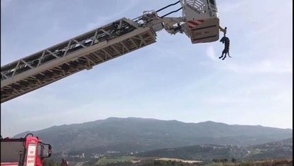 Batağa saplanan yavru köpeği vinçle kurtardılar