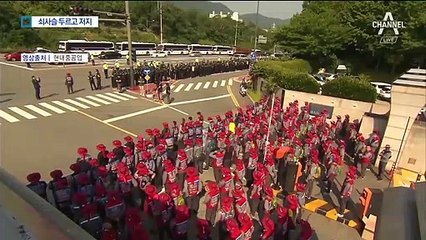 “현대중공업 현장실사단 막겠다” 대우조선 노조 ‘쇠사슬 시위’