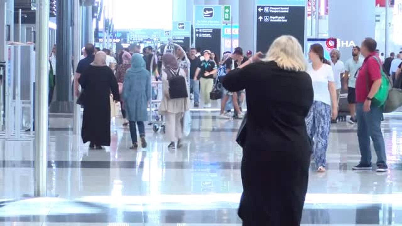 İstanbul Havalimanı'nda bayram hareketliliği arife gününde de sürüyor