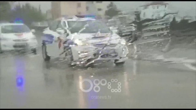 RTV Ora - Aksident zinxhir në autostradën Tiranë-Durrës, përplasen 6 makina