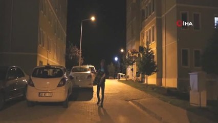 Lise öğrencisi Ramazan davulcusundan türkülü sahur performansı