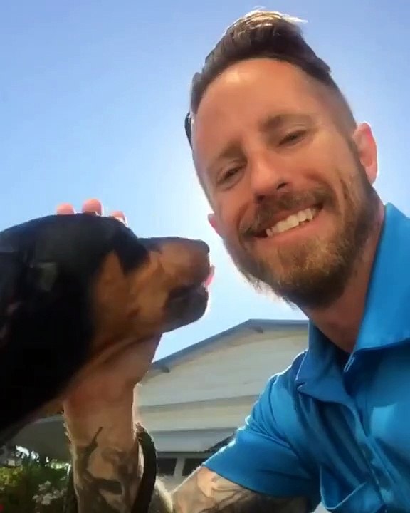 Cet homme et son chien se font des bisous. Adorable !