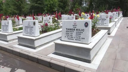 Bayram öncesi şehitliklere ziyaret